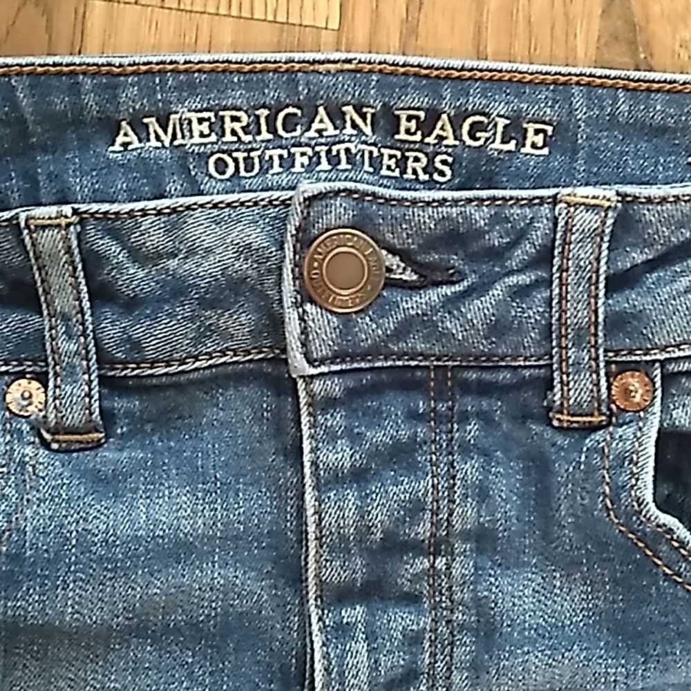 American Eagle Distressed Cropped Stretch Jeans. Size 4 - Picture 4 of 13